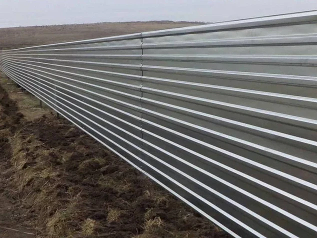 Сплошной забор горизонтальный из оцинкованного профнастила
