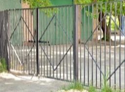 Железный забор из прутов